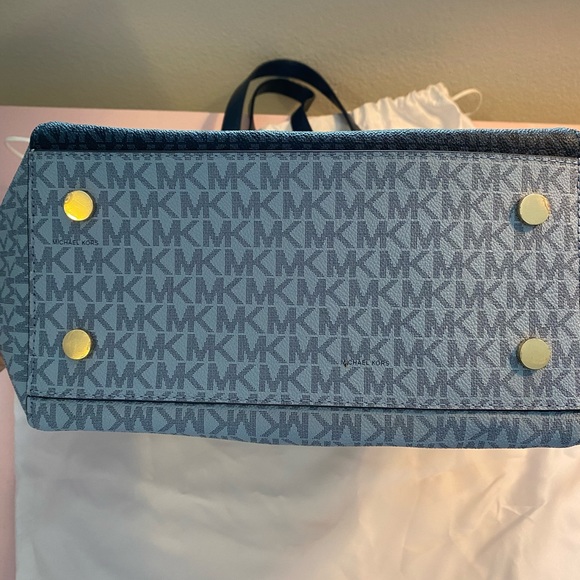 SOLD EUC  MK Michael Kors Signature Two-Tone Totebag - Picture 5 of 10